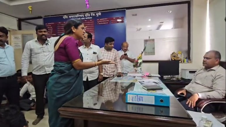 Pune News: दौंड नगरपालिकेत 'मतदार यादी'वरून राजकीय नाट्य, सत्तारुढ पक्षाचंच जोरदार आंदोलन Pune News: दौंड नगरपालिकेत 'मतदार यादी'वरून राजकीय नाट्य, सत्तारुढ पक्षाचंच जोरदार आंदोलन