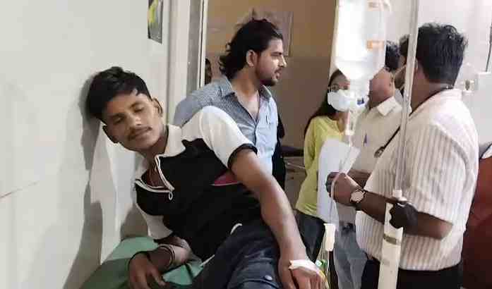 फिरोजाबाद : कॉलेज परिसर में गार्ड के बेटे को गोली मारी, CCTV में कैद हुई वारदात