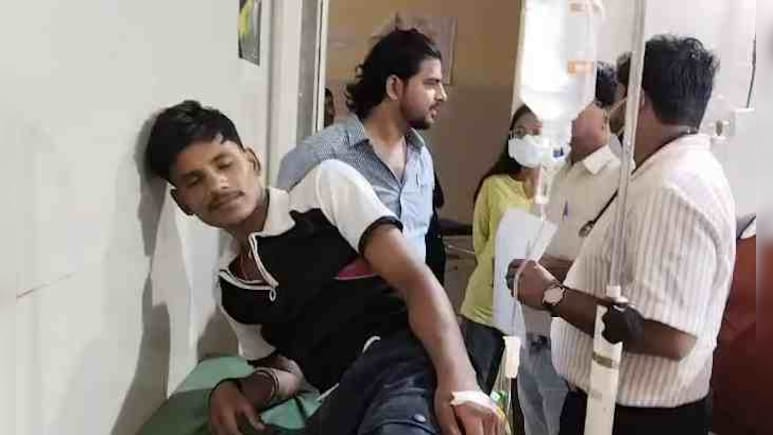 फिरोजाबाद : कॉलेज परिसर में गार्ड के बेटे को गोली मारी, CCTV में कैद हुई वारदात फिरोजाबाद : कॉलेज परिसर में गार्ड के बेटे को गोली मारी, CCTV में कैद हुई वारदात