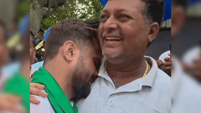 बिहार चुनाव: नामांकन से पहले रोने क्यों लगे खेसारी लाल यादव, वीडियो हुआ वायरल बिहार चुनाव: नामांकन से पहले रोने क्यों लगे खेसारी लाल यादव, वीडियो हुआ वायरल