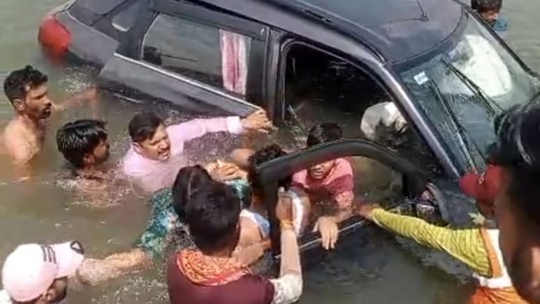Viral Video: पानी में डूब रहा था कार सवार परिवार, फरिश्ता बनकर लोगों ने बचाई जान