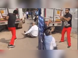 दिल्ली में बीच सड़क पर गुंडागर्दी, बुजुर्ग को बैठाकर बरासने लगा डंडे, VIDEO आया सामने दिल्ली में बीच सड़क पर गुंडागर्दी, बुजुर्ग को बैठाकर बरासने लगा डंडे, VIDEO आया सामने