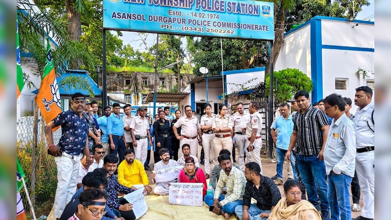 बंगाल में मेडिकल छात्रा से गैंगरेप पर बवाल, छोड़कर चला गया था दोस्त, दरिंदगी के बाद आरोपियों ने मांगे थे पैसे बंगाल में मेडिकल छात्रा से गैंगरेप पर बवाल, छोड़कर चला गया था दोस्त, दरिंदगी के बाद आरोपियों ने मांगे थे पैसे