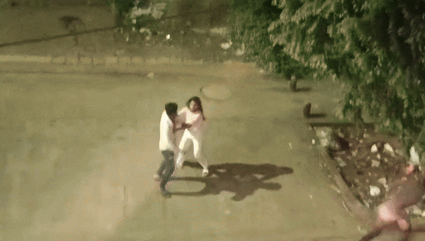 VIDEO: ट्रैफिक के बीच लड़की को जड़े लात-घूंसे, पुणे का हैरान करने वाला वीडियो VIDEO: ट्रैफिक के बीच लड़की को जड़े लात-घूंसे, पुणे का हैरान करने वाला वीडियो