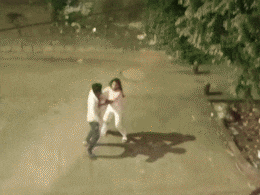 Pune Crime:  काय चाललंय पुण्यात? मार्केटजवळ भर ट्रॅफिकमध्ये तरुणीला लाथा-बुक्क्या; 'तो' तरुण कोण? पाहा Video Pune Crime:  काय चाललंय पुण्यात? मार्केटजवळ भर ट्रॅफिकमध्ये तरुणीला लाथा-बुक्क्या; 'तो' तरुण कोण? पाहा Video