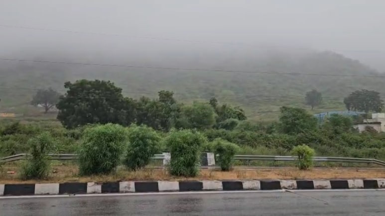 Rajasthan Rain: उदयपुर में पलटा मौसम, देर रात से बूंदाबांदी जारी, लेकसिटी के तापमान में गिरावट Rajasthan Rain: उदयपुर में पलटा मौसम, देर रात से बूंदाबांदी जारी, लेकसिटी के तापमान में गिरावट