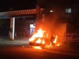 CPI(M), SDPI Members Clash In Kerala, Set Ambulances On Fire CPI(M), SDPI Members Clash In Kerala, Set Ambulances On Fire