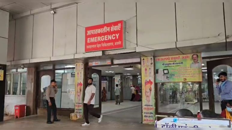 अजमेर के जेएलएन अस्पताल में हंगामा, महिला रेजिडेंट डॉक्टर ने बुजुर्ग पर बरसाए थप्पड़ अजमेर के जेएलएन अस्पताल में हंगामा, महिला रेजिडेंट डॉक्टर ने बुजुर्ग पर बरसाए थप्पड़