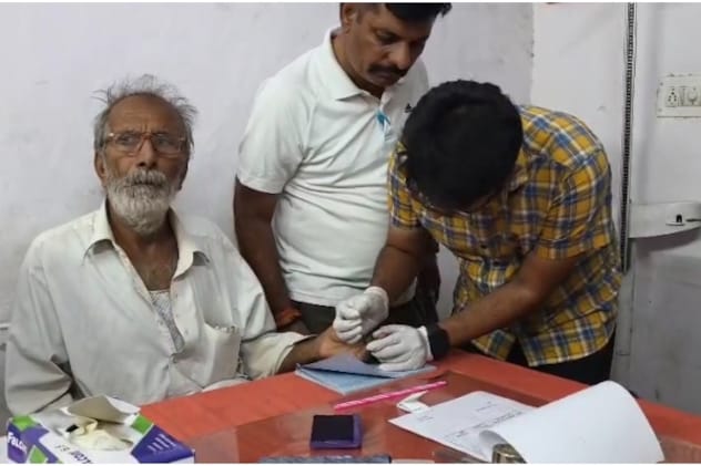 डीएनए सैंपलिंग के लिए ब्लड सैंपल लेते हुए तस्वीर.