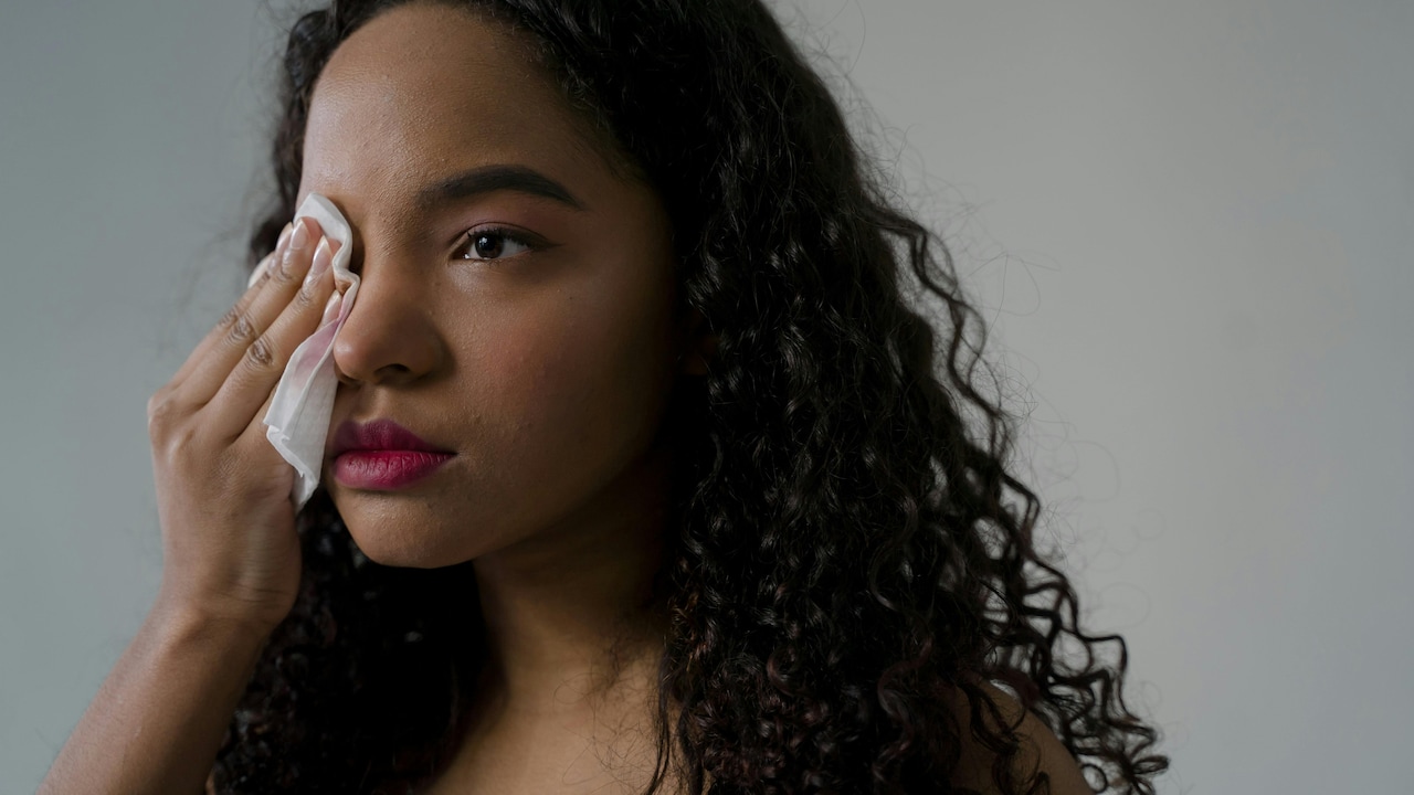 Use blotting paper to remove excess oil from around the eyes