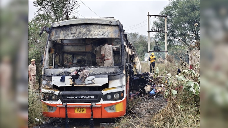 Man, Daughter Burnt To Death As Bus Catches Fire After It Hits High-Tension Wire Man, Daughter Burnt To Death As Bus Catches Fire After It Hits High-Tension Wire