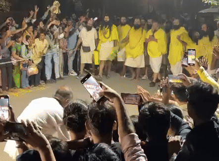 चेहरे पर मुस्कान, हाथ जोड़कर नमन... पदयात्रा पर निकले प्रेमानंद महाराज तो भावुक हो गए भक्त