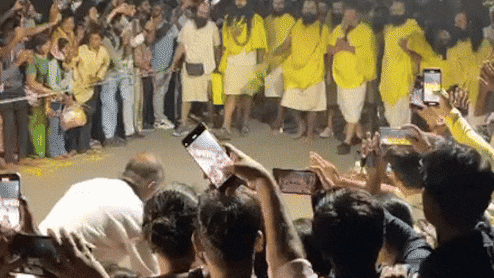 चेहरे पर चिरपरिचित मुस्कान, हाथ जोड़कर नमन... पदयात्रा पर निकले प्रेमानंद महाराज तो भावुक हो गए भक्त