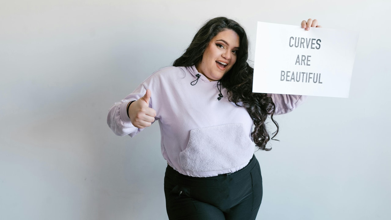 Use lightweight shrugs and other layers to avoid the bulky look Use lightweight shrugs and other layers to avoid the bulky look