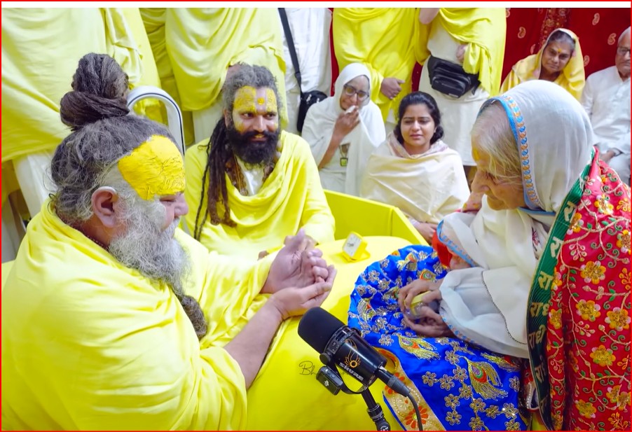 पहले हम जाएंगे और श्रीजी से कहकर व्यवस्था करेंगे, तब आप आना...  प्रेमानंद जी और कमल बहनजी का मार्मिक VIDEO