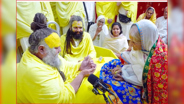 पहले हम जाएंगे और श्रीजी से कहकर व्यवस्था करेंगे, तब आप आना...  प्रेमानंद जी और कमल बहनजी का मार्मिक VIDEO