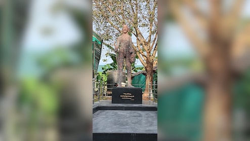 महात्मा गांधी की इस 'विचित्र' प्रतिमा को लेकर क्यों मचा घमासान, सोशल पर भी हो रही चर्चा