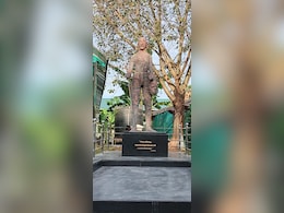 महात्मा गांधी की इस 'विचित्र' प्रतिमा को लेकर क्यों मचा घमासान, सोशल पर भी हो रही चर्चा महात्मा गांधी की इस 'विचित्र' प्रतिमा को लेकर क्यों मचा घमासान, सोशल पर भी हो रही चर्चा