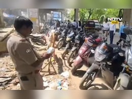 Kalyan News: पोलीसांचा पोलीसांवरच बडगा, थेट कारवाई करत ठोठावला दंड Kalyan News: पोलीसांचा पोलीसांवरच बडगा, थेट कारवाई करत ठोठावला दंड