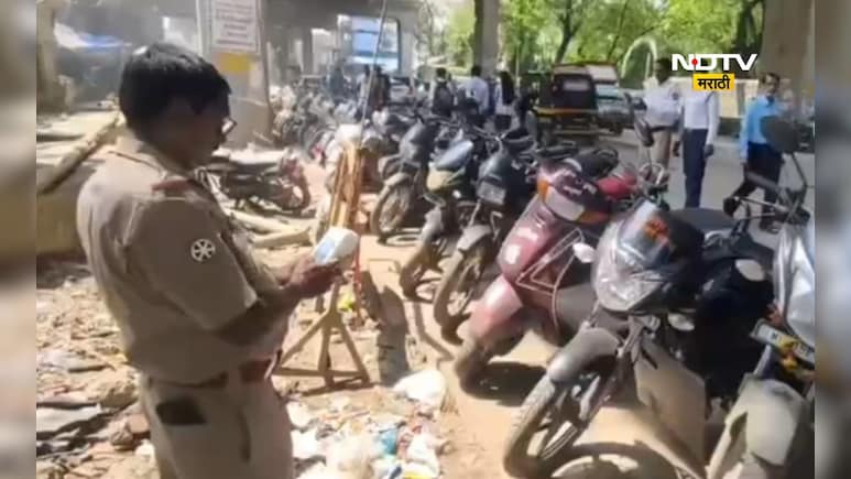 Kalyan News: पोलीसांचा पोलीसांवरच बडगा, थेट कारवाई करत ठोठावला दंड Kalyan News: पोलीसांचा पोलीसांवरच बडगा, थेट कारवाई करत ठोठावला दंड