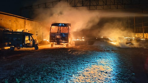 कानपुर की मोबिल ऑयल फैक्ट्री में लगी भीषण आग, धू-धू कर जले तेल के टैंकर