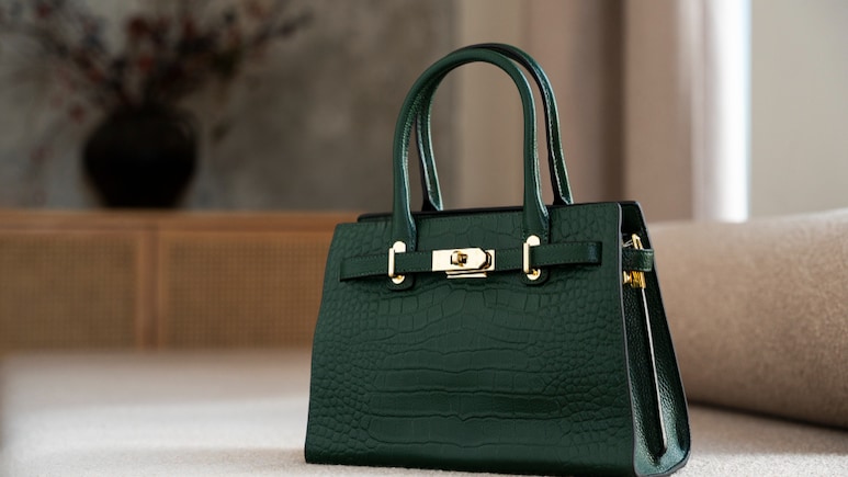 Guess Bags Myntra Sale: Karwa Chauth 2025 पर ये Chic Bags लगाएंगे आपके एथनिक लुक में स्‍टाइल का तड़का