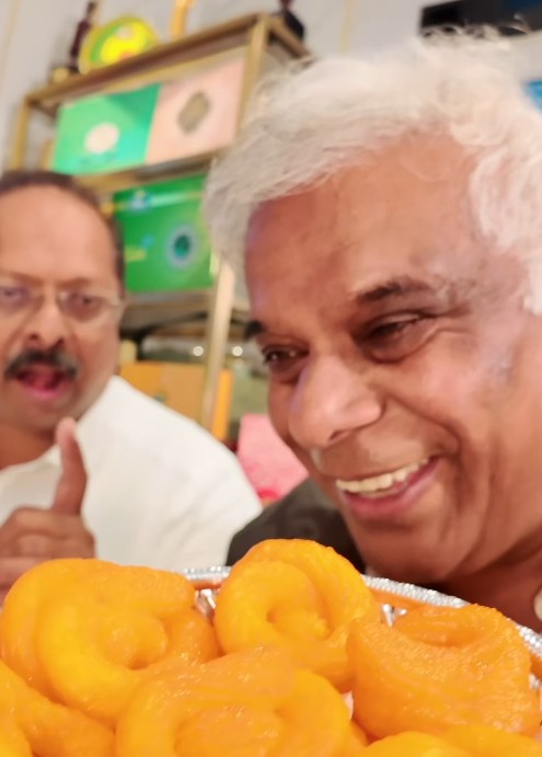 बॉलीवुड का मशहूर विलेन मिठाई खाने पहुंचा बाहर, लोग बोले- खाना देखकर भी ऐसे एक्सप्रेशन