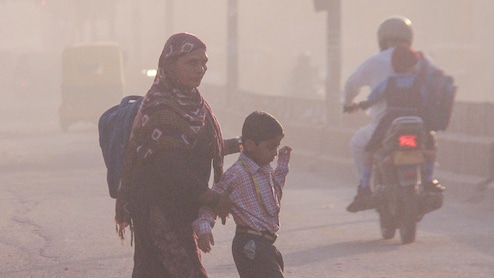 दिवाली से पहले दिल्ली की हवा बेहद खराब, आनंद विहार समेत इन जगहों का AQI 300 पार, जानें ठंड का हाल