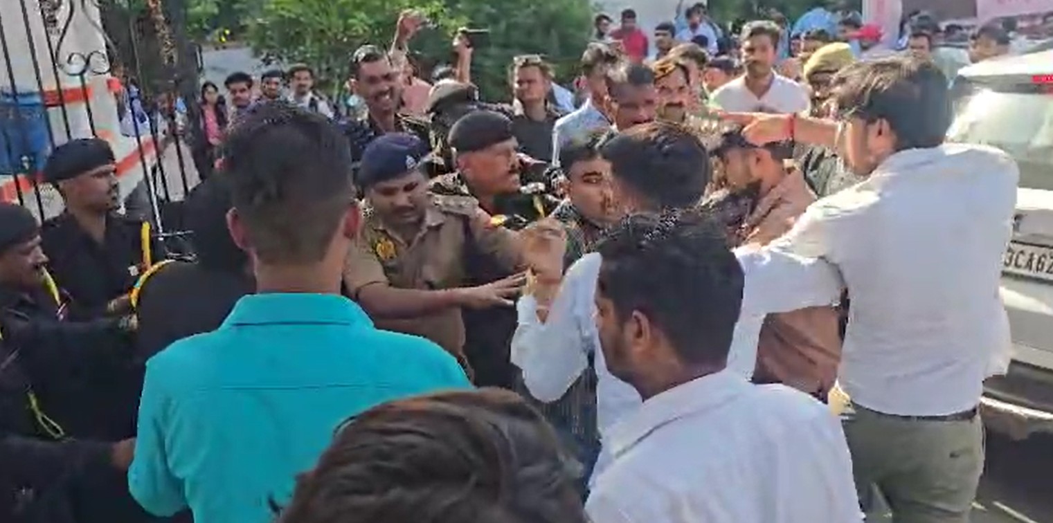 झांसी की बुंदेलखंड यूनिवर्सिटी में मुलायम सिंह की पुण्‍यतिथि मनाने पर बवाल, जमकर मारपीट और हंगामा