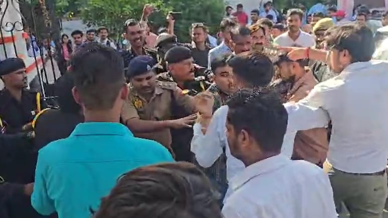 झांसी की बुंदेलखंड यूनिवर्सिटी में मुलायम सिंह की पुण्यतिथि मनाने पर बवाल, जमकर मारपीट और हंगामा