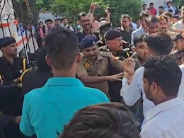 झांसी की बुंदेलखंड यूनिवर्सिटी में मुलायम सिंह की पुण्यतिथि मनाने पर बवाल, जमकर मारपीट और हंगामा झांसी की बुंदेलखंड यूनिवर्सिटी में मुलायम सिंह की पुण्यतिथि मनाने पर बवाल, जमकर मारपीट और हंगामा