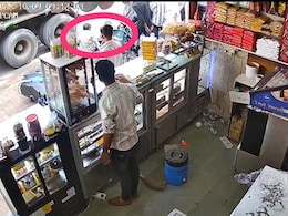 Road Accident: ट्राला चालक ने चौराहे पर भी कम नहीं की रफ्तार, चपेट में आया ठेला चालक, चकनाचूर हुई पैर की हड्डी Road Accident: ट्राला चालक ने चौराहे पर भी कम नहीं की रफ्तार, चपेट में आया ठेला चालक, चकनाचूर हुई पैर की हड्डी