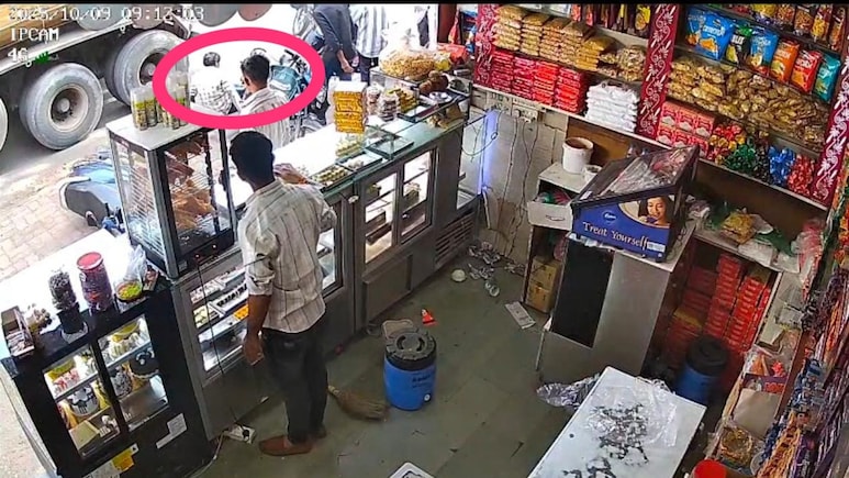 Road Accident: ट्राला चालक ने चौराहे पर भी कम नहीं की रफ्तार, चपेट में आया ठेला चालक, चकनाचूर हुई पैर की हड्डी Road Accident: ट्राला चालक ने चौराहे पर भी कम नहीं की रफ्तार, चपेट में आया ठेला चालक, चकनाचूर हुई पैर की हड्डी