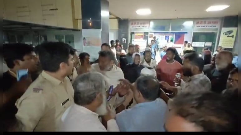 शहडोल में फिर जमकर चली लाठियां, 10 लोग गंभीर रूप से घायल, कलेक्टर-एसपी ने पहुंच संभाला मोर्चा शहडोल में फिर जमकर चली लाठियां, 10 लोग गंभीर रूप से घायल, कलेक्टर-एसपी ने पहुंच संभाला मोर्चा