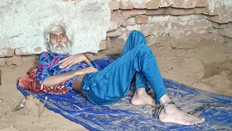 Rajasthan: 9 साल से बेड़ियों में जकड़ा है 'जोकर', पत्नी ने कहा- कुआं खोदने गया था... मजबूरी में बांध रखा है