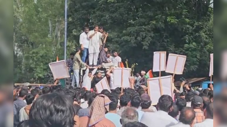 इंदौर में किसानों का शक्ति प्रदर्शन; 1000 से ज्यादा ट्रैक्टर लेकर पहुंचे अन्नदाता, प्रशासन ने नूरानी चौराहे पर रोका