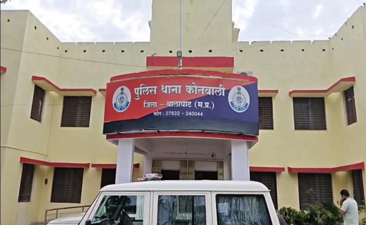 Balaghat News: पुलिस थाने में चोरी; कांस्टेबल ने उड़ाए 55 लाख कैश व गहने, TI ने मांगा हिसाब तो जानिए क्या हुआ?