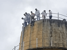 पानी की टंकी पर चढ़े, पोस्टमॉर्टम रिपोर्ट पर सवाल...  सतारा लेडी डॉक्टर सुसाइड केस में फूटा गांव वालों का गुस्सा पानी की टंकी पर चढ़े, पोस्टमॉर्टम रिपोर्ट पर सवाल...  सतारा लेडी डॉक्टर सुसाइड केस में फूटा गांव वालों का गुस्सा