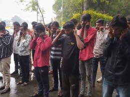 Ujjain News: सोशल मीडिया पर आपराधिक रील बना कर दिखाते थे धौंस, अब कान पकड़ कर मांगी माफी Ujjain News: सोशल मीडिया पर आपराधिक रील बना कर दिखाते थे धौंस, अब कान पकड़ कर मांगी माफी