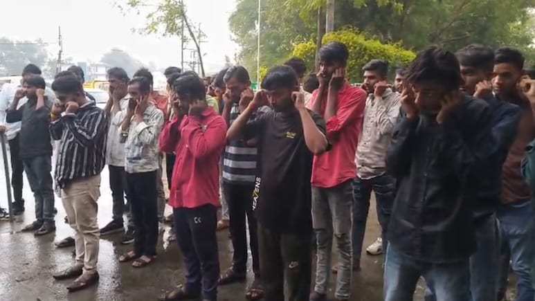 Ujjain News: सोशल मीडिया पर आपराधिक रील बना कर दिखाते थे धौंस, अब कान पकड़ कर मांगी माफी Ujjain News: सोशल मीडिया पर आपराधिक रील बना कर दिखाते थे धौंस, अब कान पकड़ कर मांगी माफी