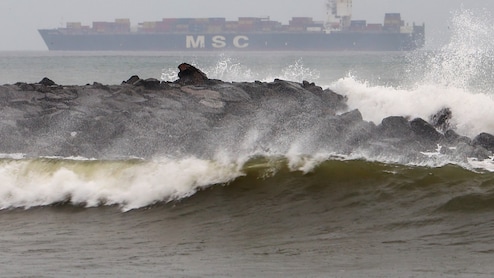 चक्रवात मोंथा का आंध्र के तट पर लैंडफॉल शुरू, कहीं बारिश तो कहीं 100 KM रफ्तार की हवाएं, लेटेस्ट अपडेट
