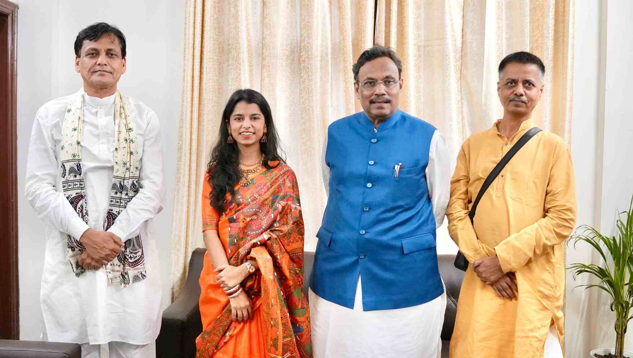 बिहार विधानसभा चुनाव... क्या दरभंगा की अलीनगर सीट से मैथिली ठाकुर ठोकेंगी ताल?