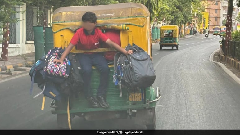 अहमदाबाद में खतरनाक सफर: ऑटो रिक्शा में लटककर सफर करते नजर आए स्कूली बच्चे, Video पर पुलिस ने कही ये बात