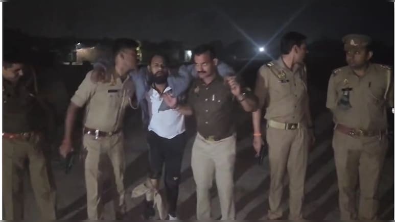 यूपी पुलिस ने मुठभेड़ में गैंगस्टर जाकिर को दबोचा, पैर में लगी लोगी,  एक दर्जन से अधिक मामले हैं दर्ज यूपी पुलिस ने मुठभेड़ में गैंगस्टर जाकिर को दबोचा, पैर में लगी लोगी,  एक दर्जन से अधिक मामले हैं दर्ज