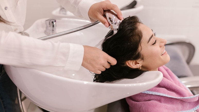 Beauty Parlour Stroke Syndrome: सलूनमधील एक दिवस ठरु शकतो जीवघेणा! काय आहे ब्युटी पार्लर स्ट्रोक सिंड्रोम?