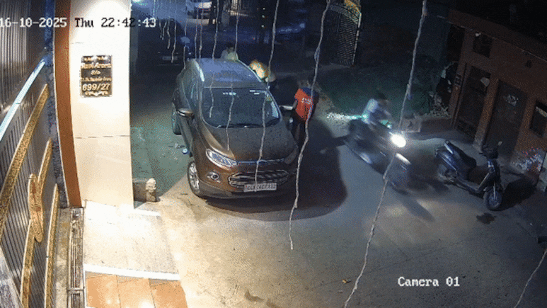 गुरुग्राम के चोर भी गजब हैं! कपल ने लॉक खोल फिल्मी स्टाइल में चुराई सड़क पर खड़ी स्कूटी गुरुग्राम के चोर भी गजब हैं! कपल ने लॉक खोल फिल्मी स्टाइल में चुराई सड़क पर खड़ी स्कूटी