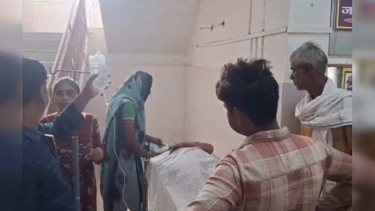 घर तक पहुंची खेत की लड़ाई, जेठानी ने लाठी से की देवरानी की पिटाई, टूटा पैर  घर तक पहुंची खेत की लड़ाई, जेठानी ने लाठी से की देवरानी की पिटाई, टूटा पैर