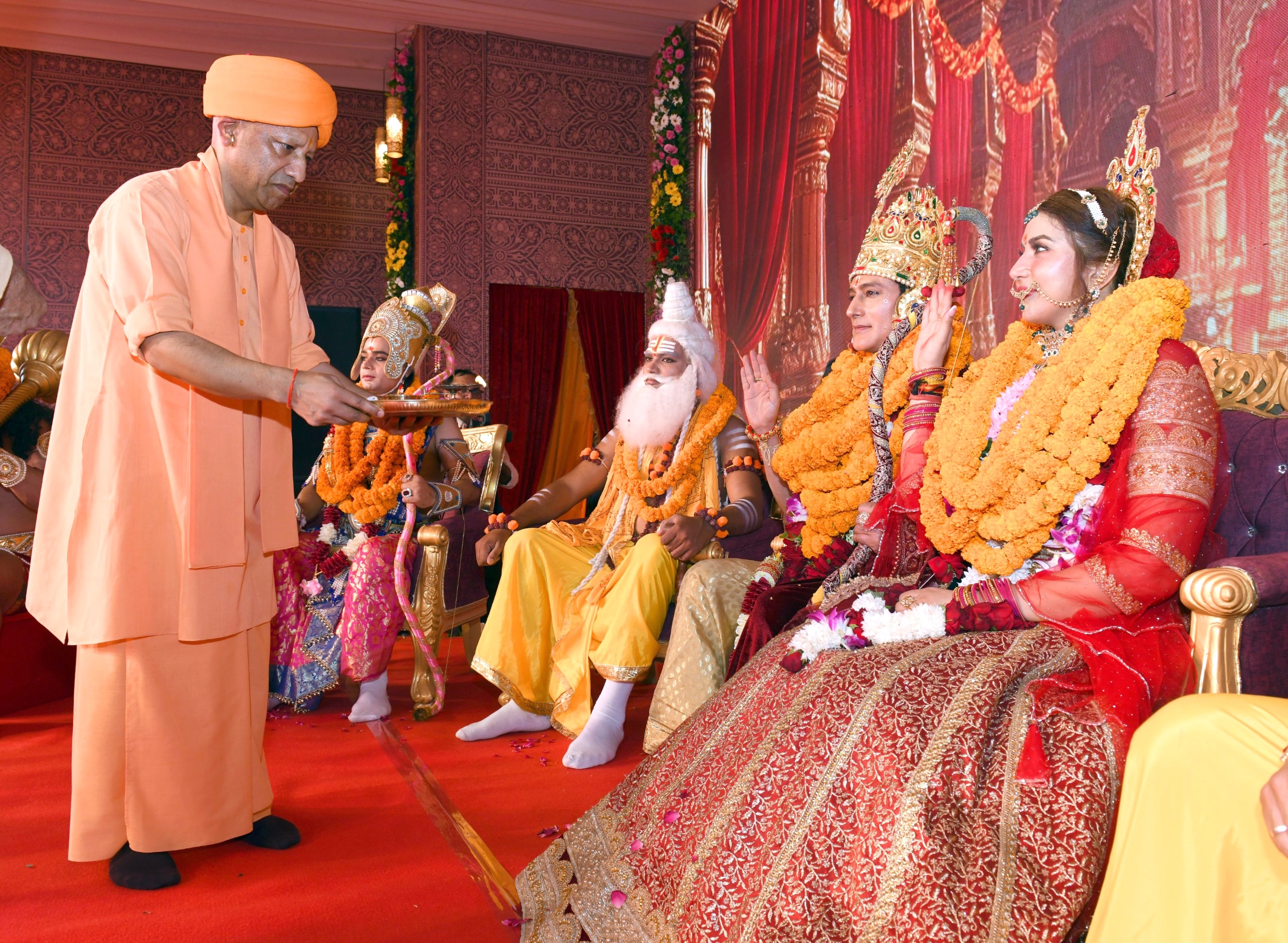 अयोध्या दीपोत्सव में भगवान श्रीराम की पूजा करते यूपी सीएम योगी आदित्यनाथ. अयोध्या दीपोत्सव में भगवान श्रीराम की पूजा करते यूपी सीएम योगी आदित्यनाथ.