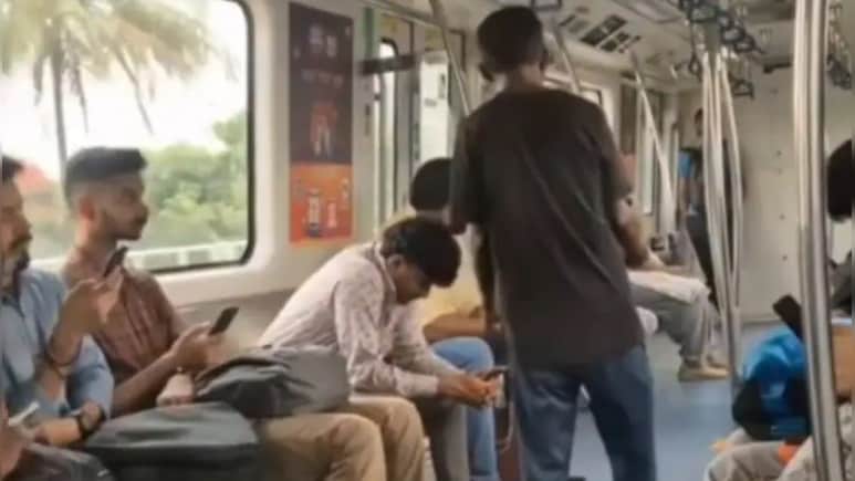 बेंगलुरु मेट्रो के अंदर ही भीख मांग रहा था शख्स, आपने शायद ही मेट्रो में ऐसा सीन देखा होगा! बेंगलुरु मेट्रो के अंदर ही भीख मांग रहा था शख्स, आपने शायद ही मेट्रो में ऐसा सीन देखा होगा!