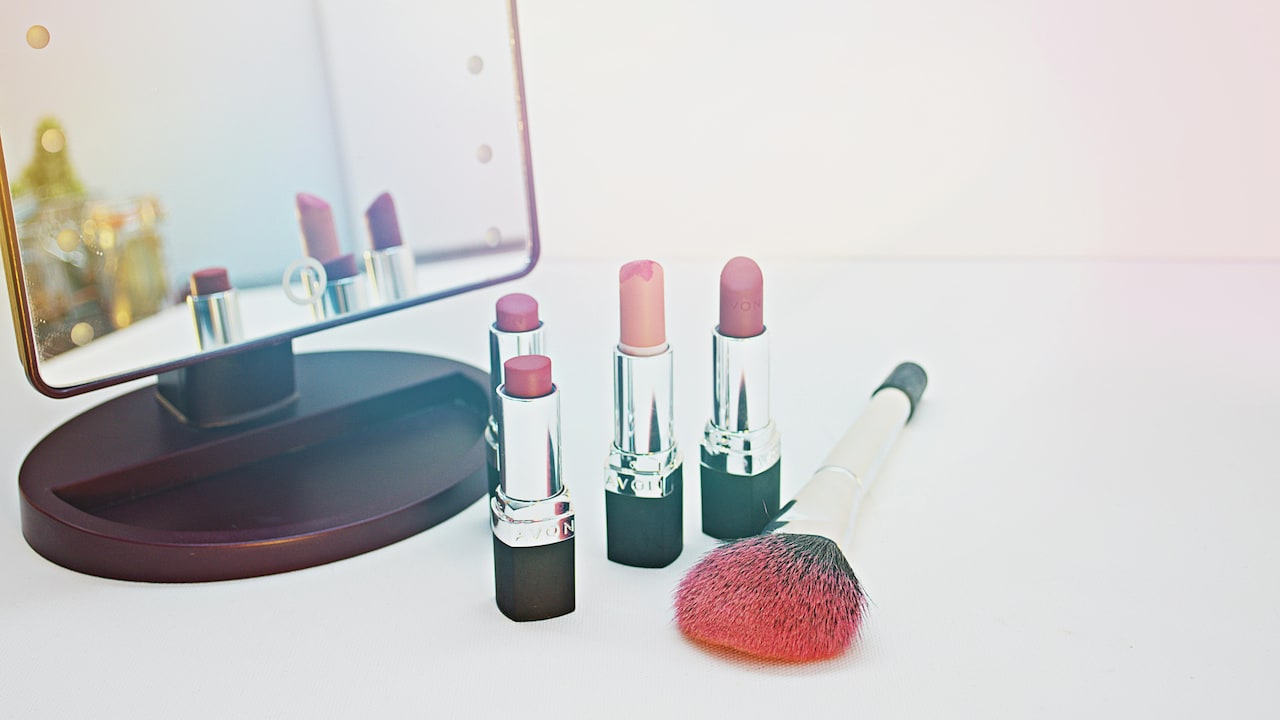 Best Lipstick Shades for Evening Puja Lighting (Hint: Avoid Gloss)